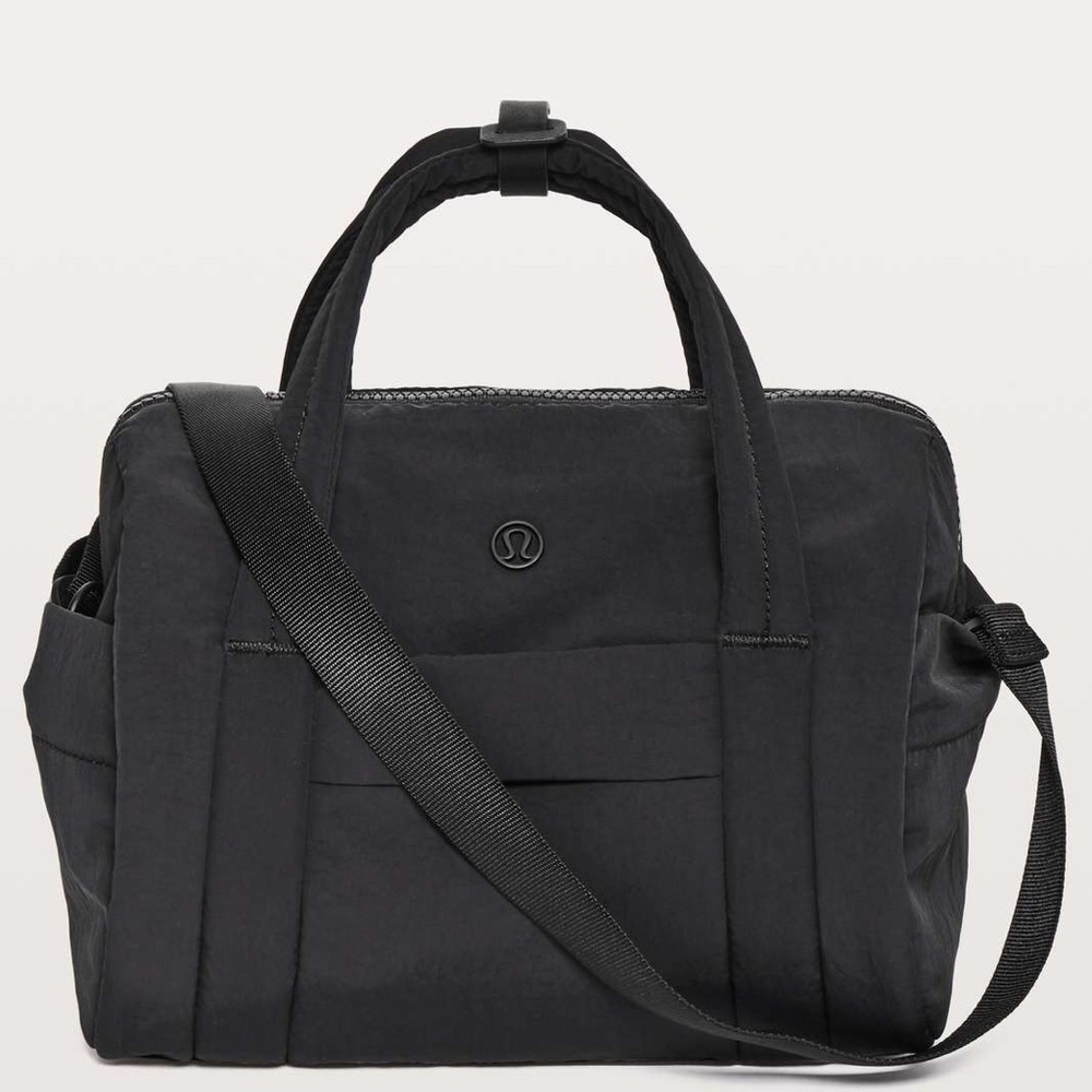 MINI On My Level Barrel Bag RARE LULULEMON black - Picture 2 of 2